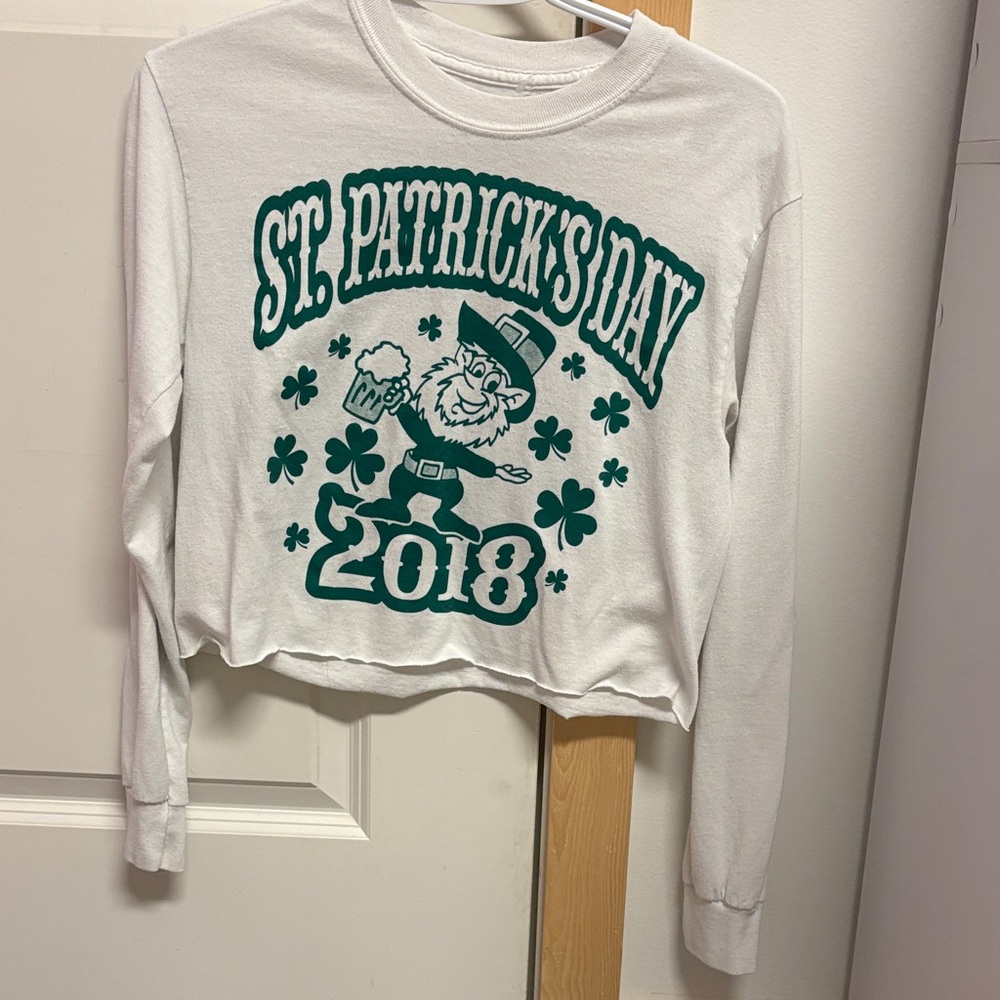 Cute cropped St. Patrick’s day long sleeve.